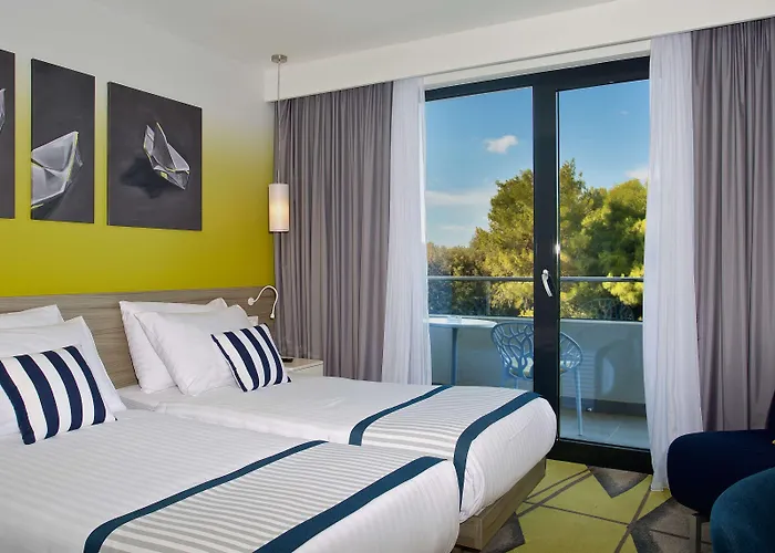 普拉竞技场公园广场酒店 3*